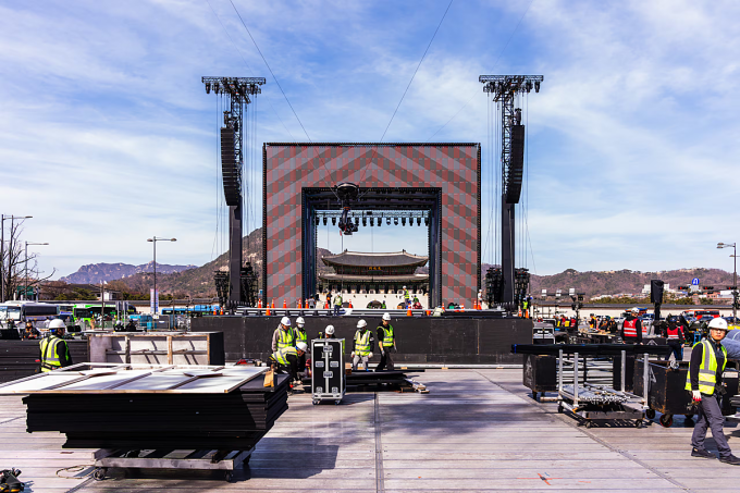 Các nhân viên chuẩn bị sân khấu concert của BTS trước cung điện Gyeongbokgung. Ảnh: Netflix