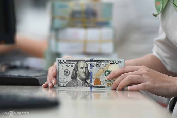 Nhân viên một ngân hàng tại Hà Nội đang đếm tiền đôla Mỹ. Ảnh: Giang Huy