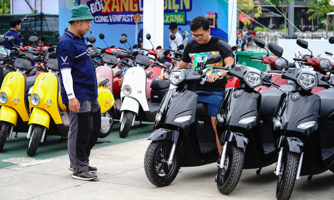 Người dân tham khảo xe máy điện tại một sự kiện ở TP HCM vào tháng 7/2025. Ảnh: Quốc Huy