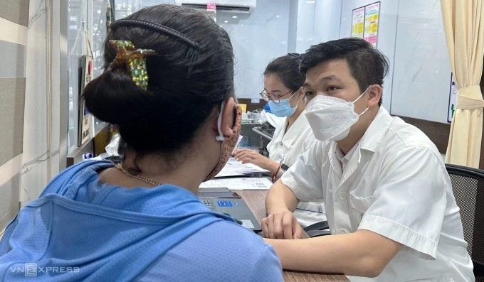 Bác sĩ Ngô Văn Tỵ, Khoa Ung bướu, Bệnh viện Đại học Y Hà Nội đang thăm khám cho bệnh nhân. Ảnh: Thùy An