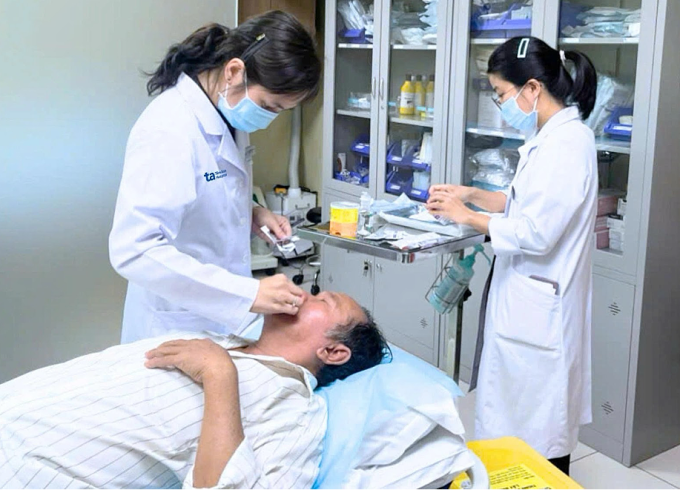 Bác sĩ đang tiêm botox cho người bệnh. Ảnh: Bệnh viện Đa khoa Tâm Anh