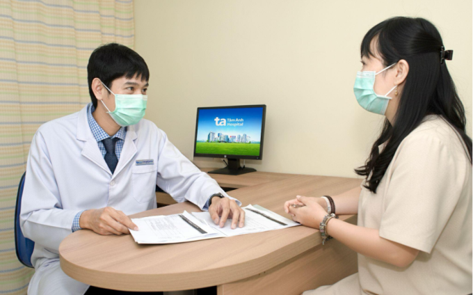 Bác sĩ Lộc tư vấn cho khách hàng. Ảnh minh họa: Bệnh viện Đa khoa Tâm Anh
