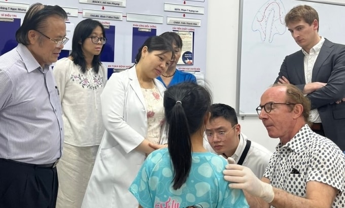 Các chuyên gia từ đoàn Mỹ và bác sĩ Nhi đồng 1 thăm khám cho một trẻ mắc hội chứng Pierre Robin, ngày 20/3. Ảnh: Lê Phương