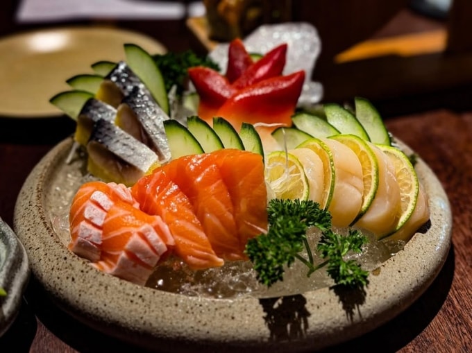 Cá hồi là một trong những thực phẩm giàu omega-3, có công dụng kháng viêm và tăng cường sức khỏe làn da. Ảnh: Quốc An