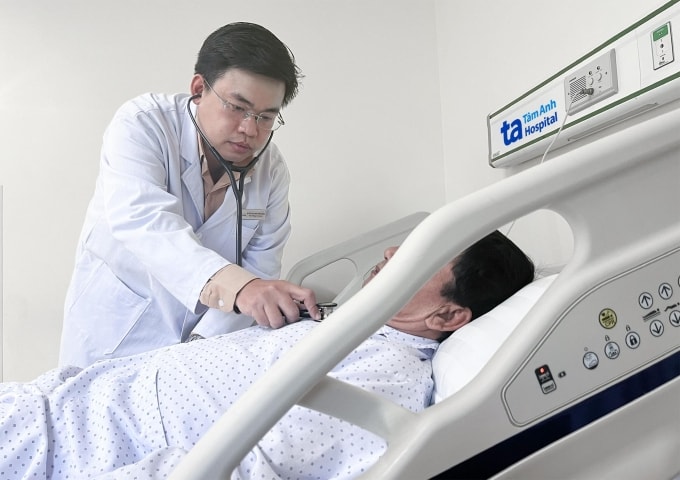 Bác sĩ kiểm tra sức khỏe bệnh nhân trước lúc xuất viện. Ảnh: Hạ Vũ
