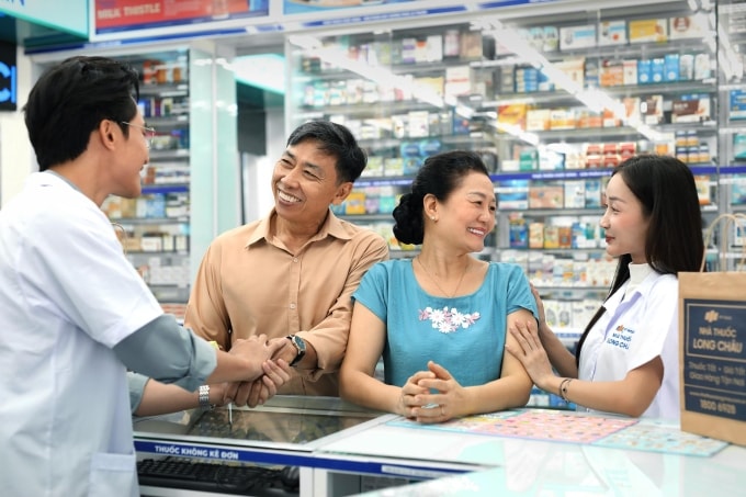 Người dân có thể dễ dàng tiếp cận thuốc tốt, chính hãng ngay tại địa phương. Ảnh: LC
