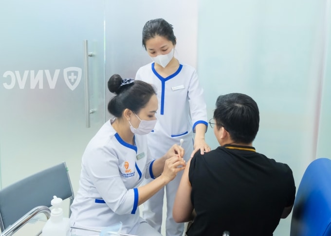 Người đàn ông tiêm vaccine tại VNVC để phòng bệnh chủ động. Ảnh: Hoàng Dương