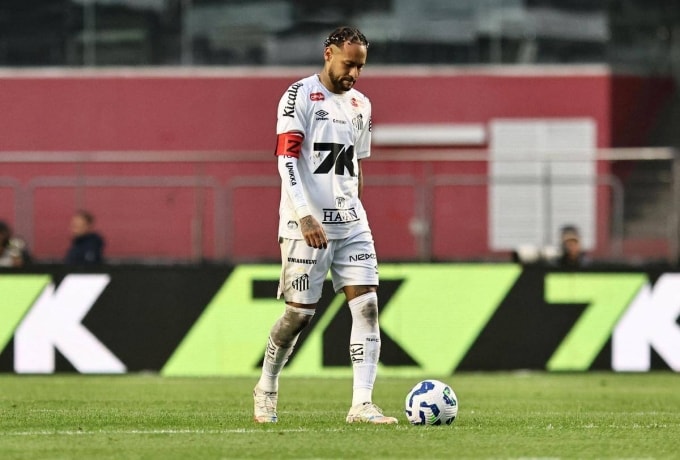 Neymar thất vọng trong trận Santos thua Vasco Da Gama 0-6 mùa 2025. Ảnh: Reuters