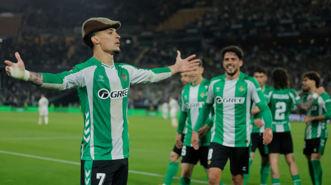 Antony đội mũ mừng bàn trong trận Betis thắng Panathinaikos 4-0 ở lượt về vòng 1/8 Europa League ngày 19/3. Ảnh: AS