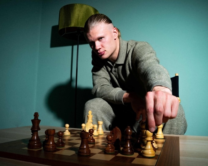 Haaland di chuyển quân cờ vua, sau khi quyết định đầu tư vào Norway Chess. Ảnh: Jonathan Turton