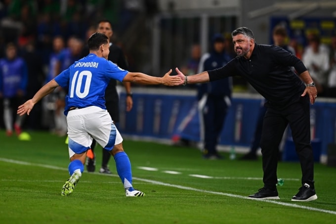 Gattuso đập tay chia vui với tiền đạo Giacomo Raspadori trong trận Italy - Estonia trên sân San Siro, Milan, ở vòng loại World Cup 2026 hồi tháng 9/2025. Ảnh: AFP