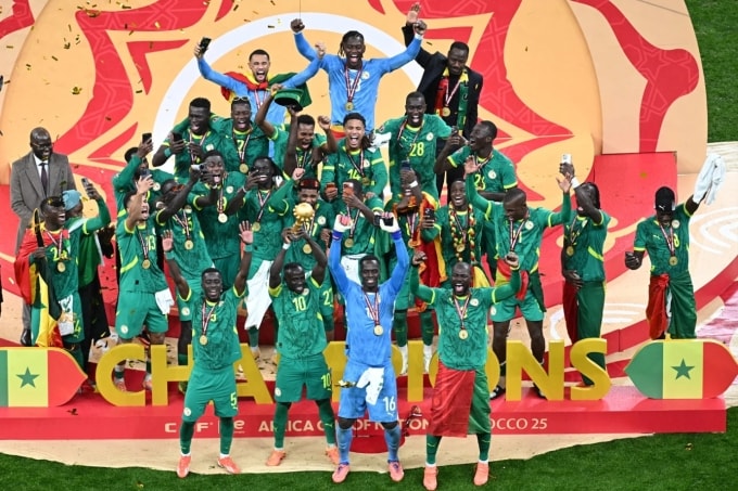 Đội trưởng Sadio Mane (số 10) nâng cup khi cùng các tuyển thủ Senegal đăng quang sau trận chung kết AFCON 2026 ngày 18/1. Ảnh: AFP