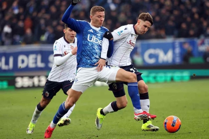 Serie A hấp dẫn và khó đoán hơn khi các ông lớn sa sút và những đội nhỏ hoặc trung bình như Como (áo xanh), Bologna vươn lên. Ảnh: Ansa