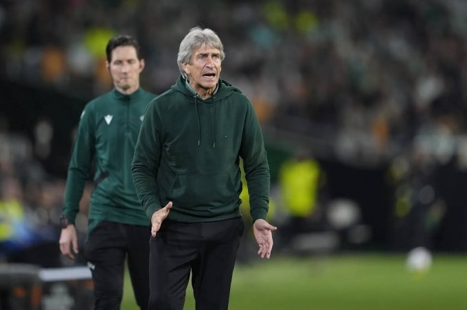 HLV Manuel Pellegrini (phải) giúp Betis thắng Panathinaikos 4-1 chung cuộc ở vòng 1/8 Europa League tối 19/3. Ảnh: RBB