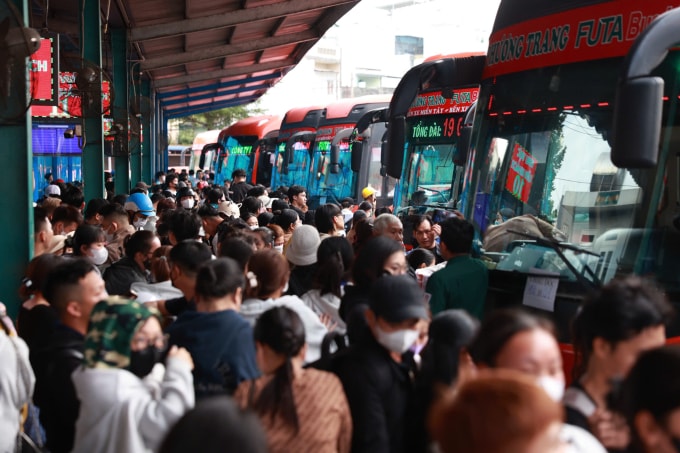 Hành khách tại bến xe Miền Tây, TP HCM trong dịp Tết. Ảnh: Quỳnh Trần
