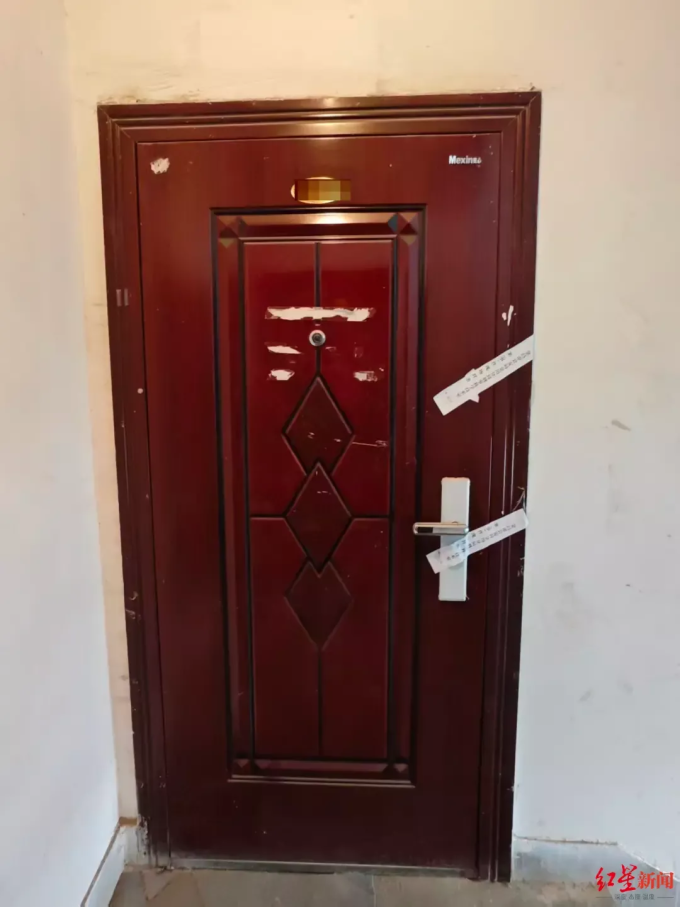 Căn hộ xảy ra án mạng bị cảnh sát niêm phong. Ảnh: Hongxing