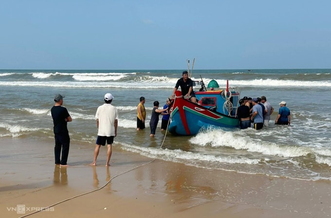 Tàu của ông Nbuyễn Khuyên bị sóng chìm khi vào cửa biển sông Dinh ngày 16/3. Ảnh: Đắc Thành