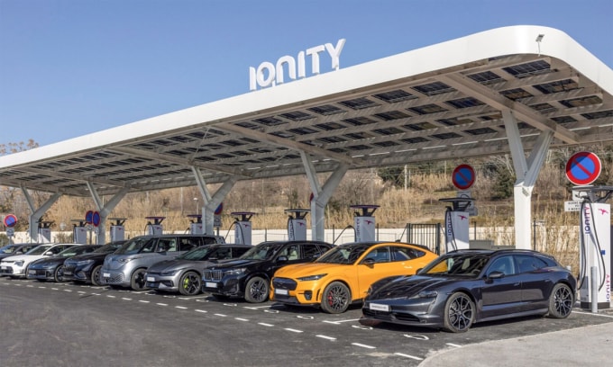 Các mẫu xe điện của các hãng khác nhau tại một trạm sạc Ionity ở Mỹ. Ảnh: Ionity