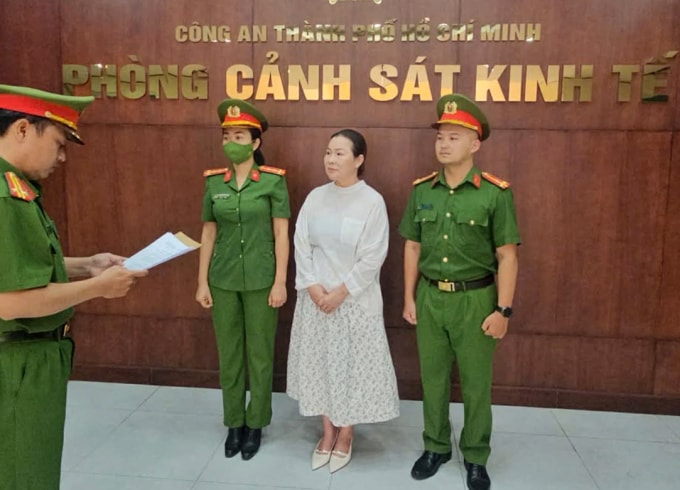 Bà Nguyễn Ngọc Tiền (giữa) lúc bị bắt. Ảnh: Công an TP HCM