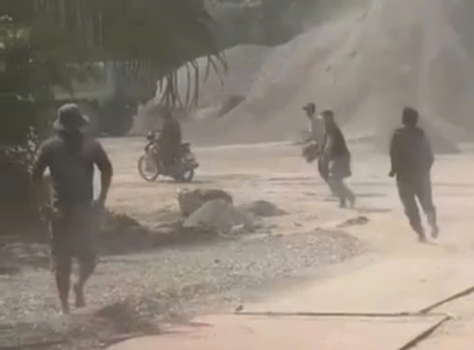 Nhóm hỗn chiến tại bãi đá. Ảnh: Thái Hà