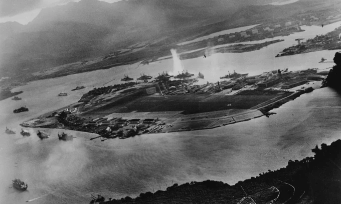 Cột nước bắn lên khi thiết giáp hạm USS West Virginia trúng ngư lôi trong đợt không kích đảo Ford trong trận Trân Châu Cảng, ngày 7/12/1941. Ảnh: AFP