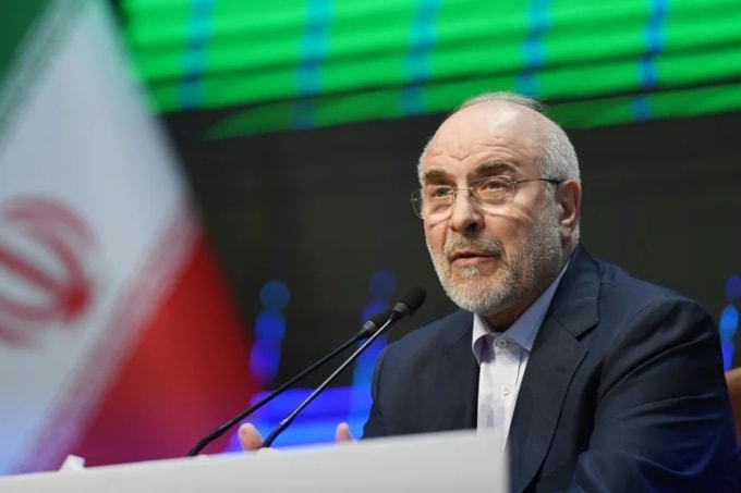 Chủ tịch Quốc hội Iran Mohammad Bagher Ghalibaf phát biểu tại một cuộc họp báo ở Tehran hồi tháng 12/2025. Ảnh: AFP