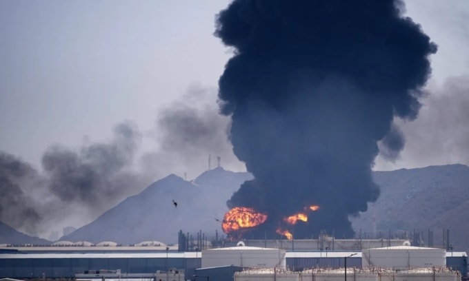 Khói lửa bốc lên sau khi mảnh vỡ từ một máy bay không người lái Iran bị đánh chặn rơi trúng cơ sở dầu mỏ ở Fujairah, UAE, hôm 14/3. Ảnh: AP