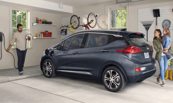 Xe điện Chevrolet Bolt EV sạc tại nhà. Ảnh: Chevrolet
