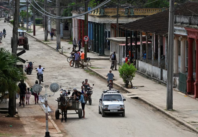 Chiếc Polski chạy than củi di chuyển trên đường phố Aguacate, Cuba, ngày 16/3. Ảnh: Reuters