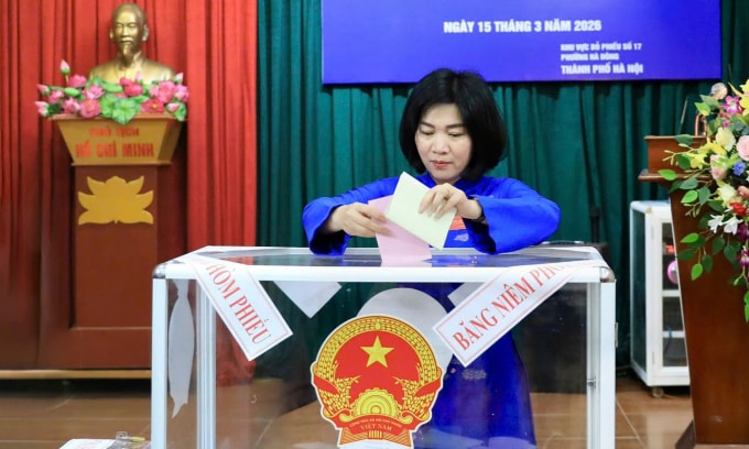 Chủ tịch HĐND TP Hà Nội, Chủ tịch Uỷ ban bầu cử thành phố Hà Nội bỏ phiếu tại khu vực bỏ phiếu số 17, phường Hà Đông hôm 15/3. Ảnh: Hoàng Phong