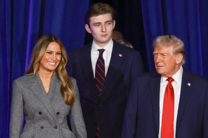 Bà Melania Trump cùng con trai Barron Trump và ông Donald Trump tại West Palm Beach, Florida, ngày 6/11/2024. Ảnh: AFP