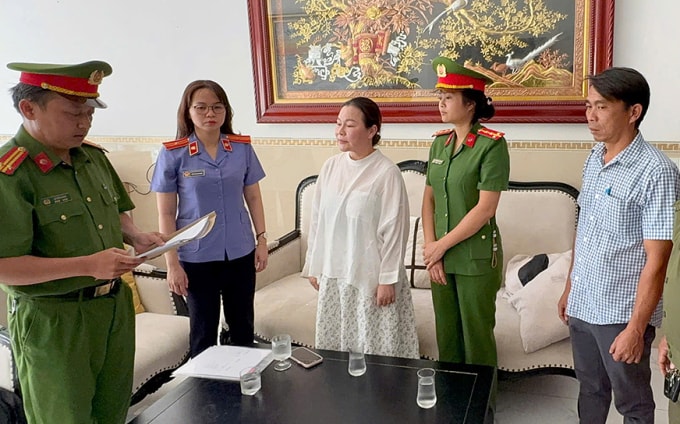 Cảnh sát đọc lệnh khám xét nhà bà Nguyễn Ngọc Tiền. Ảnh: Công an TP HCM