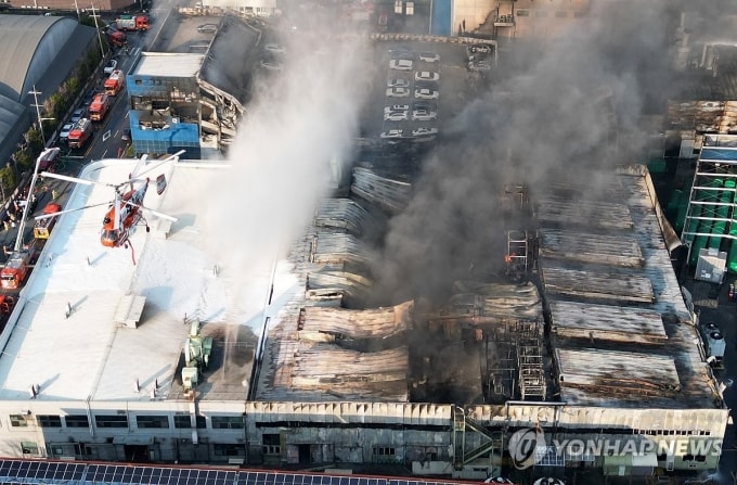Đám cháy nhìn từ trên cao tại nhà máy ở thành phố Daejeon ngày 20/3. Ảnh: Yonhap