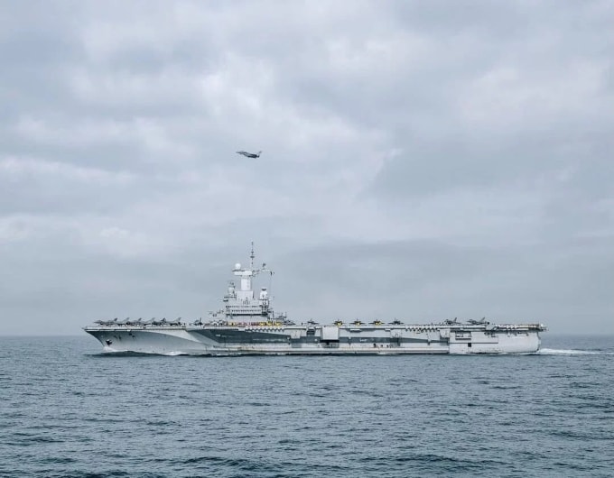 Tàu sân bay Charles de Gaulle trên đường tới Địa Trung Hải hôm 5/3. Ảnh: Hải quân Pháp