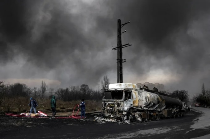 Một chiếc xe bị phá hủy sau cuộc tập kích vào các bồn chứa nhiên liệu tại khu vực Shahran, thủ đô Tehran, Iran, hôm 8/3. Ảnh: Reuters