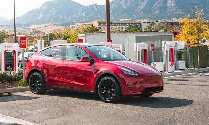 Xe điện Tesla tại trạm sạc Supercharging. Ảnh: Tesla