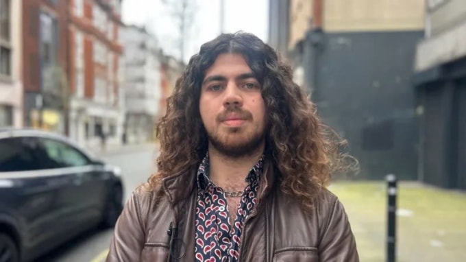 Theo, thạc sĩ Khoa học máy tính, rải hơn 500 hồ sơ xin việc mà không thành công. Ảnh: BBC