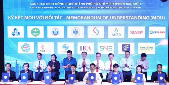 Trường, viện, doanh nghiệp ký kết thương mại hoá các sản phẩm nghiên cứu trong lễ ra mắt Sàn giao dịch công nghệ TP HCM, sáng 20/3. Ảnh: An Phương