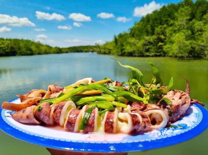 Các món hải sản tại Cần Giờ tươi ngon, chế biến đậm đà. Ảnh: Kha Thiên Lộc