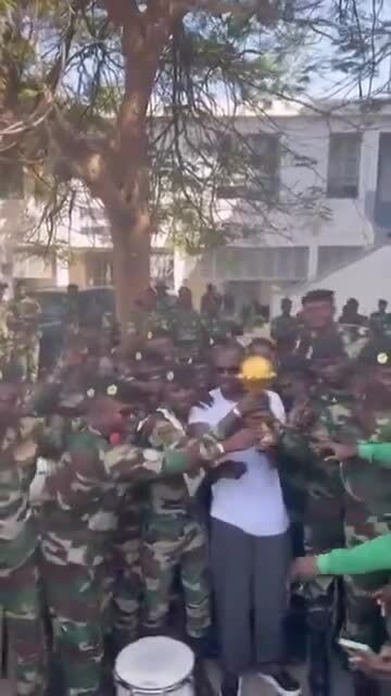 Senegal đưa Cup vô địch châu Phi vào căn cứ quân sự