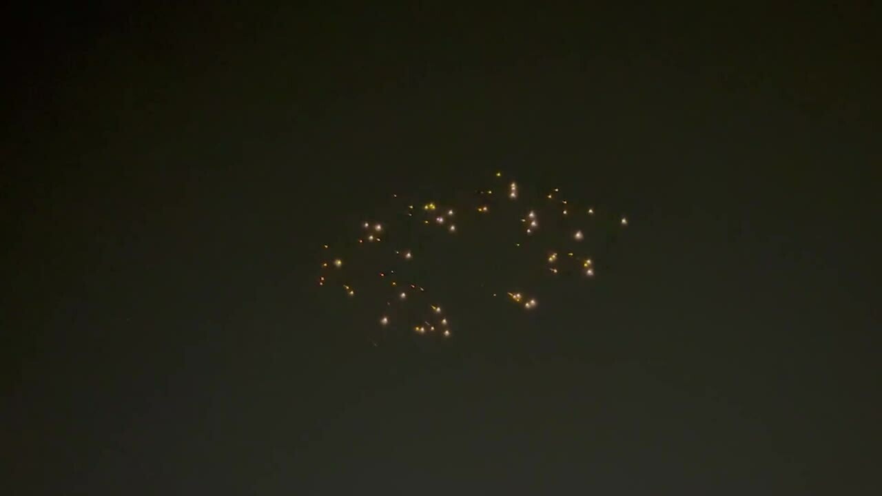 Khoảnh khắc 'tên lửa mang đầu đạn chùm' Iran tập kích Israel