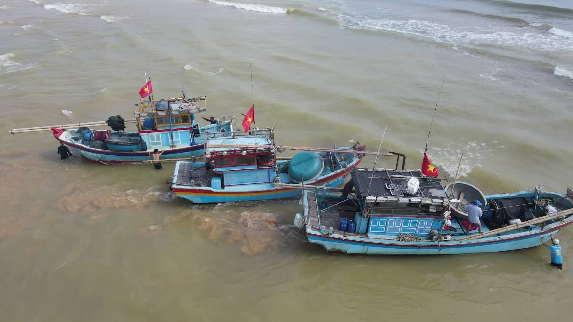 Cửa biển ở Quảng Trị bị cát bồi lấp, tàu cá mắc cạn hàng loạt