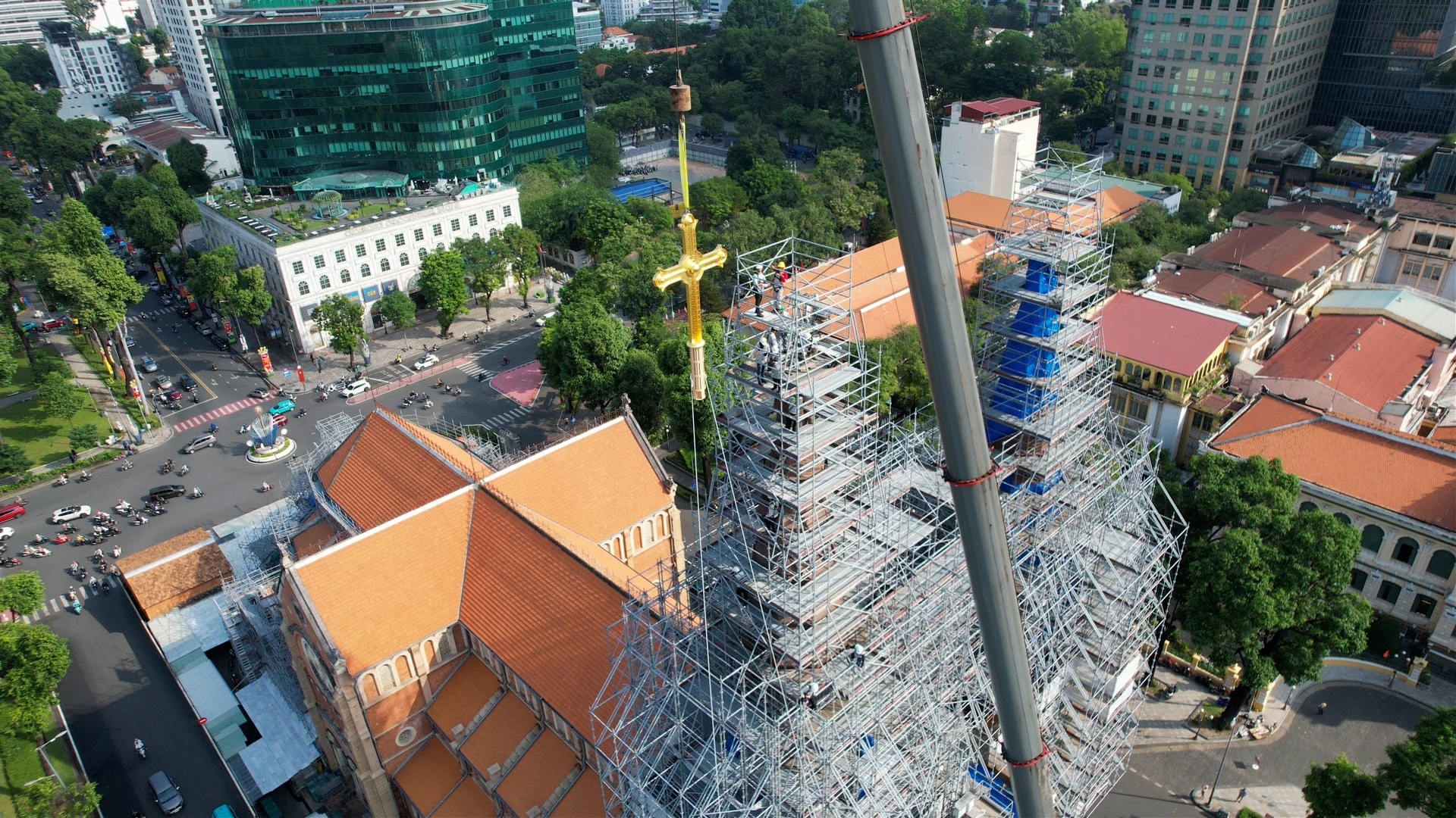 Hơn một giờ cẩu 2 thánh giá mạ vàng nặng 400 kg lên nóc nhà thờ Đức Bà