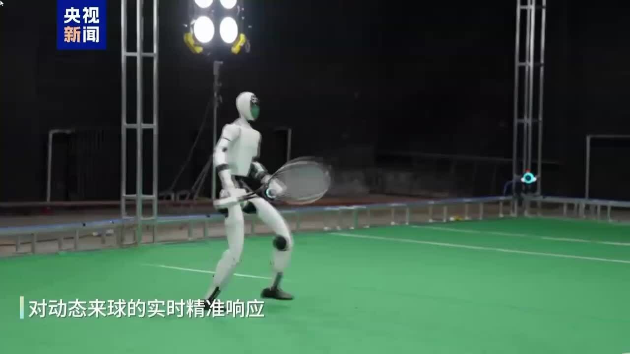 Robot hình người chơi tennis với người thật