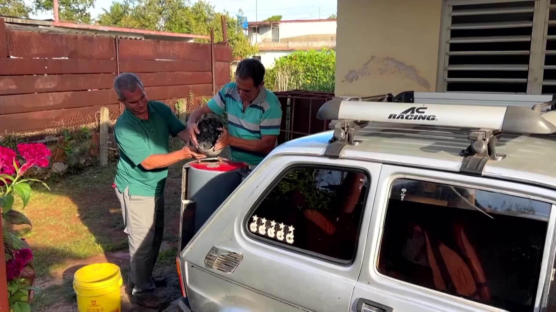 Thợ Cuba dùng than củi làm nhiên liệu chạy ôtô