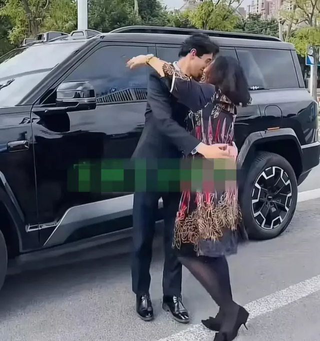 Chàng tiếp viên 26 tuổi cưới vợ U50, nhan sắc cô dâu khiến cả họ "đứng hình" - Ảnh 1.