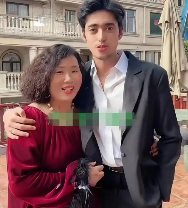 Chàng tiếp viên 26 tuổi cưới vợ U50, nhan sắc cô dâu khiến cả họ "đứng hình" - Ảnh 2.