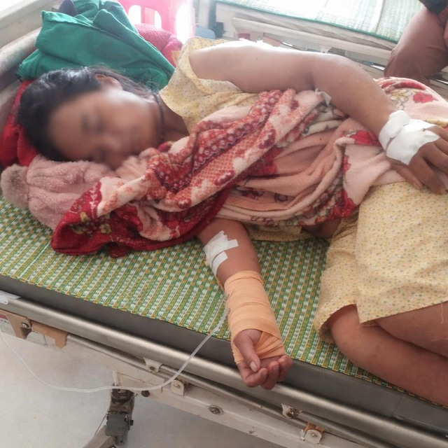 Ăn cá ủ chua người thân tặng, người phụ nữ 54 tuổi bụng "cứng như đá" - Ảnh 1.