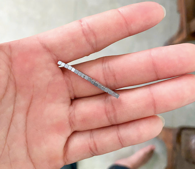 Bé trai 5 tuổi nuốt hàng chục viên nam châm gây thủng ruột - Ảnh 2.