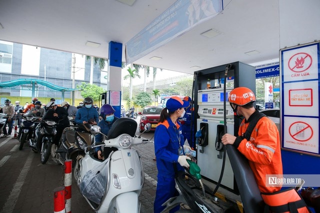 Thủ tướng: Sớm triển khai lộ trình chuyển đổi sang xăng E10 từ 4/2026 - Ảnh 1.